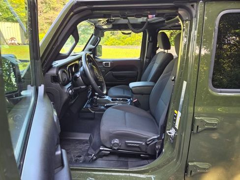 Used 2023 Jeep Gladiator Mojave AWD/4WD image 14