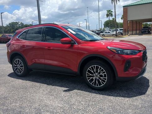 Used 2025 Ford Escape SE w/ PHEV Premium Package image 2