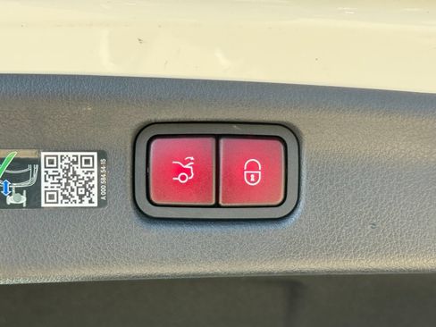 Used 2024 Mercedes-Benz C 300 Sedan image 17