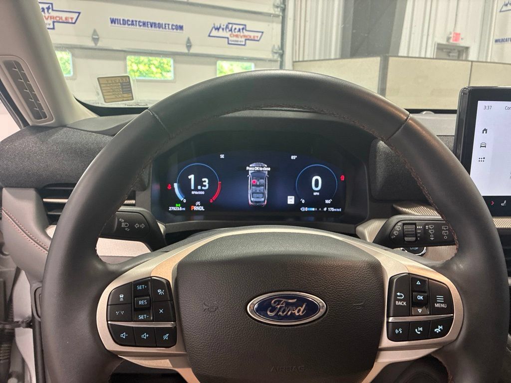 Used 2025 Ford Explorer Active AWD/4WD image 17