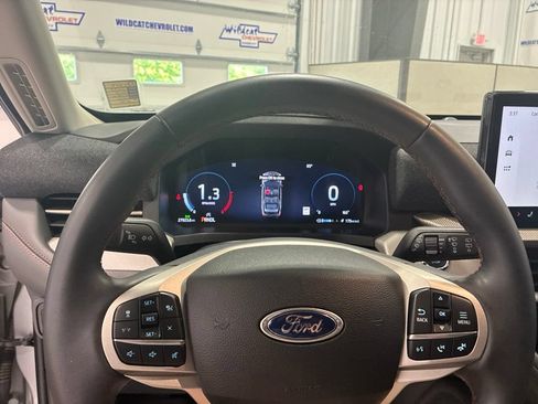Used 2025 Ford Explorer Active AWD/4WD image 17