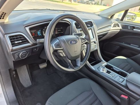 Used 2018 Ford Fusion SE w/ Fusion SE Technology Package FWD image 8