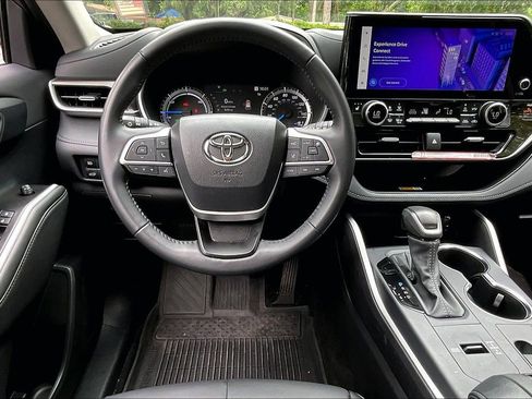 Used 2025 Toyota Highlander XLE AWD/4WD image 8