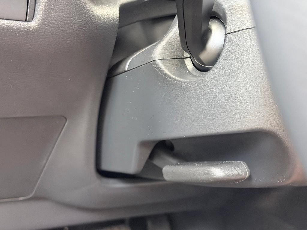 Used 2025 Nissan Kicks SR AWD/4WD image 39