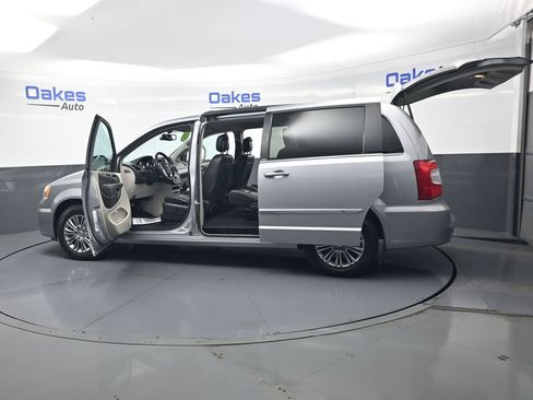 Used 2013 Chrysler Town & Country Touring-L w/ Driver Convenience Group FWD image 54