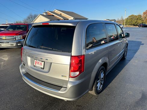 Used 2016 Dodge Grand Caravan SE image 4