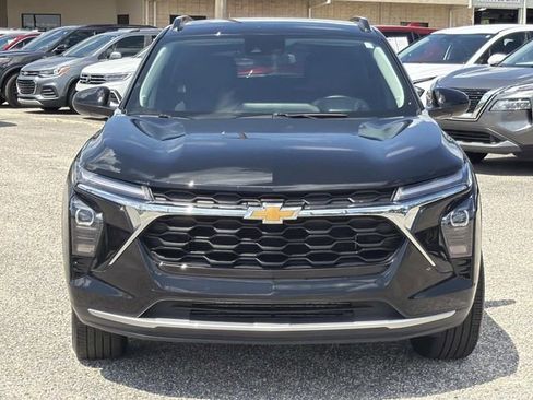 Used 2025 Chevrolet Trax LT w/ LT Convenience Package FWD image 2