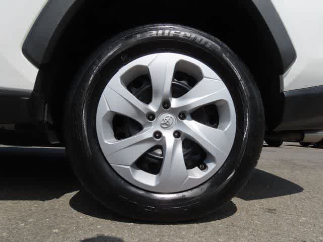 Used 2024 Toyota RAV4 LE AWD/4WD image 9