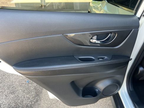 Used 2017 Nissan Rogue SV AWD/4WD image 10