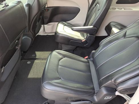 Used 2023 Chrysler Pacifica Touring-L image 14