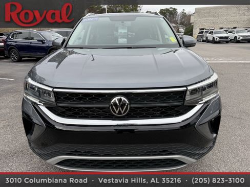 Certified 2022 Volkswagen Taos SE image 2