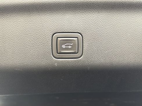 Used 2024 Chevrolet Tahoe Premier AWD/4WD image 16