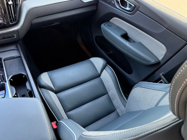Used 2022 Volvo XC60 B5 R-Design FWD image 29