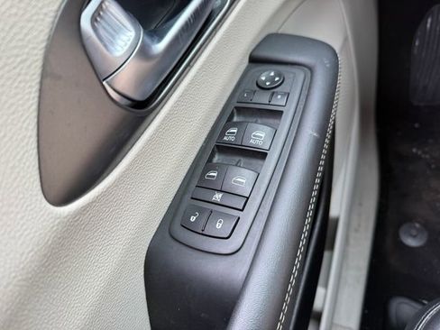 Used 2024 Chrysler Pacifica Touring-L image 20