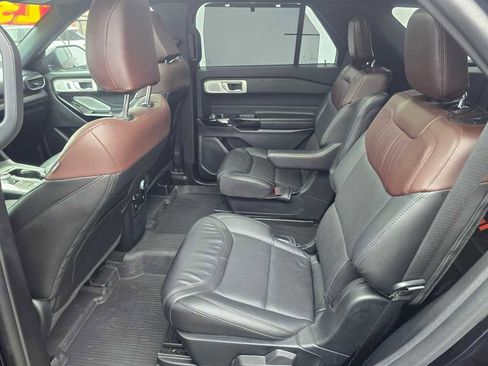 Used 2023 Ford Explorer Platinum w/ Technology Package image 11