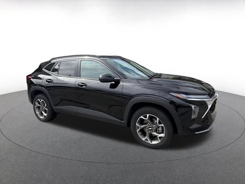 Used 2025 Chevrolet Trax LT w/ LT Convenience Package FWD image 2
