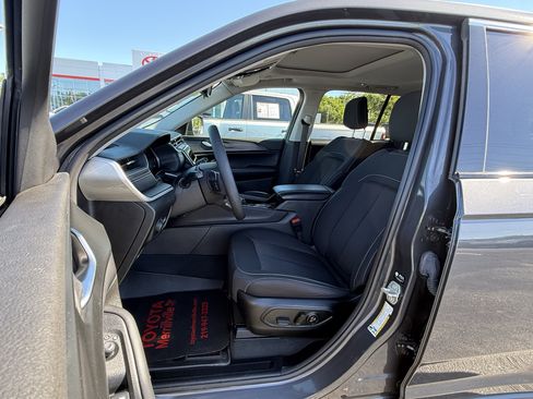 Used 2023 Jeep Grand Cherokee Laredo AWD/4WD image 14