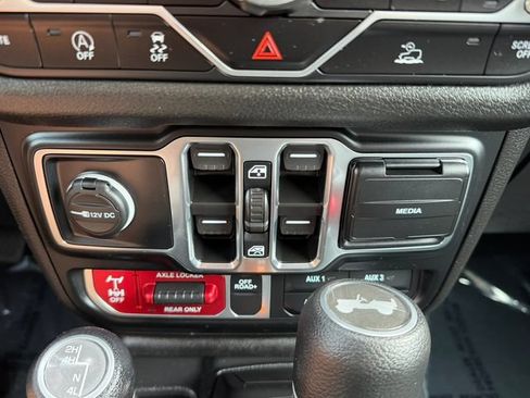 Used 2024 Jeep Wrangler Unlimited Sport AWD/4WD image 24