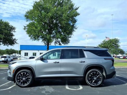 Used 2025 Chevrolet Traverse LT w/ Sun and Wheel Package FWD image 9