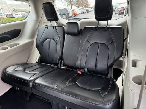 Used 2024 Chrysler Pacifica Touring-L image 11