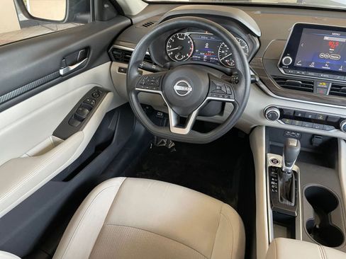 Used 2025 Nissan Altima 2.5 SV FWD image 33
