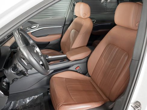 Used 2024 Audi Q8 e-tron Premium Plus image 8