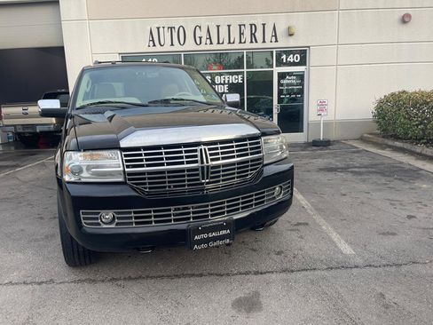 Used 2008 Lincoln Navigator 4WD image 2