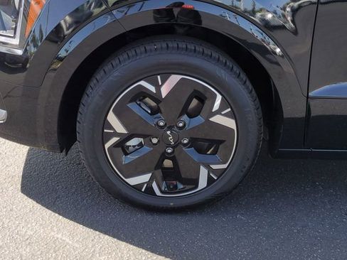 Certified 2024 Kia Niro Wind FWD image 11