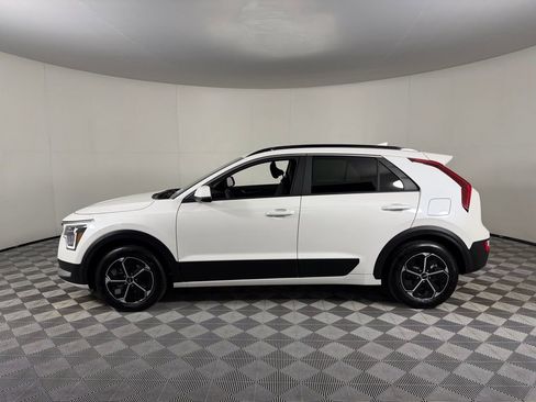 Used 2025 Kia Niro LX image 10