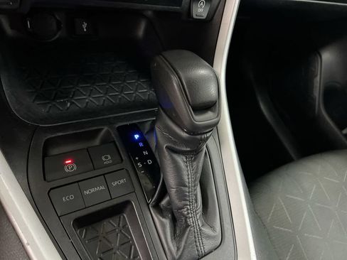 Used 2021 Toyota RAV4 XLE FWD image 16