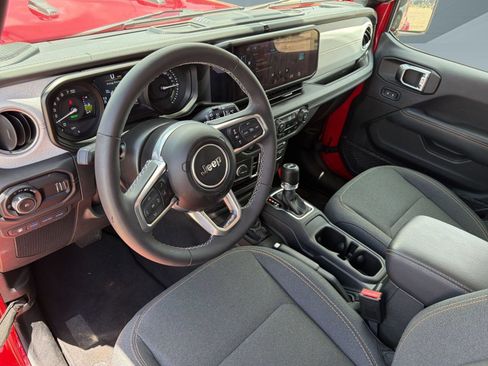 Used 2025 Jeep Wrangler Unlimited Sahara w/ Safety Group AWD/4WD image 4