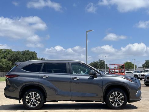 Used 2025 Toyota Highlander XLE AWD/4WD image 3