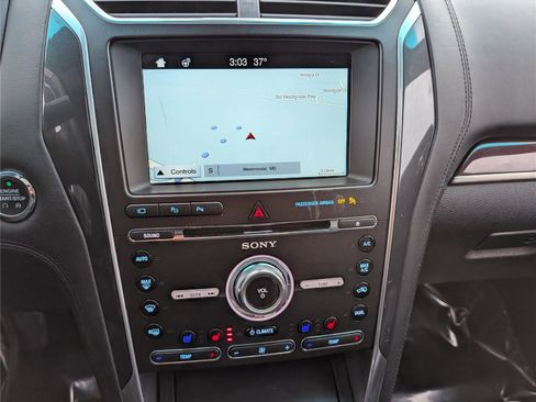 Used 2017 Ford Explorer Platinum image 32