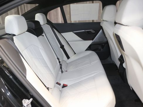 Used 2025 BMW 530i xDrive w/ Premium Package image 15