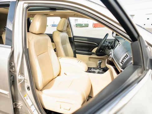 Used 2014 Toyota Highlander Limited image 17