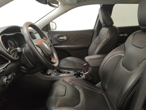 Used 2019 Jeep Cherokee Trailhawk AWD/4WD image 17