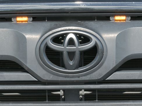 Used 2022 Toyota Tundra SR5 w/ SR5 Convenience Package AWD/4WD image 36