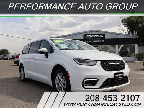 Used 2023 Chrysler Pacifica Touring-L FWD image 1