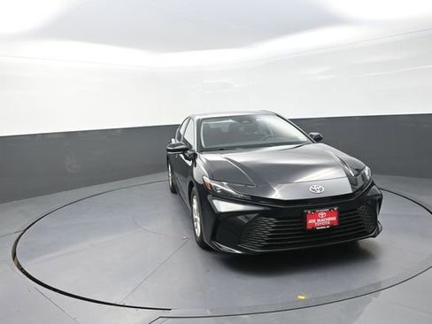 Used 2025 Toyota Camry LE image 29