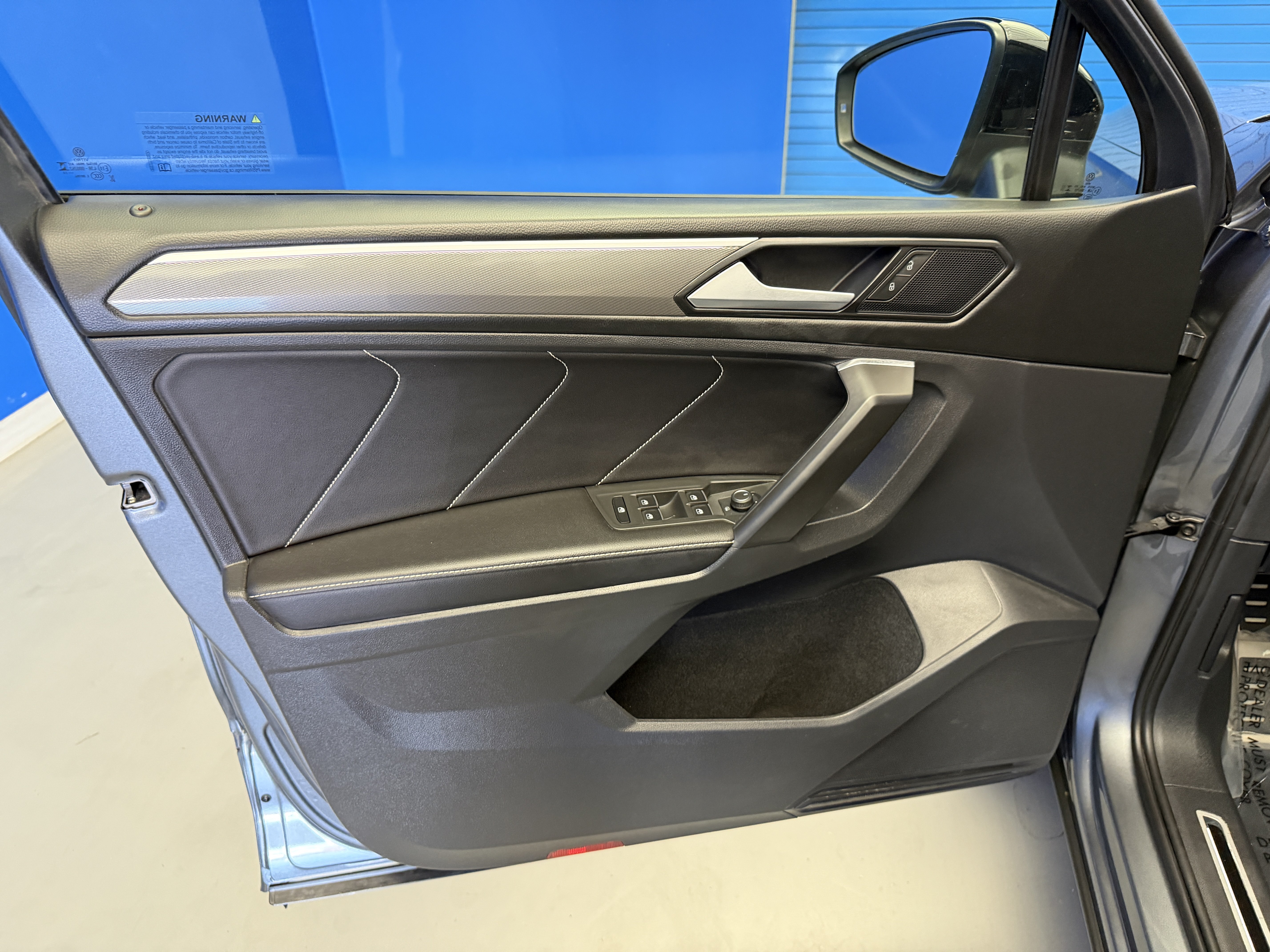 Certified 2023 Volkswagen Tiguan SE R-Line FWD image 9