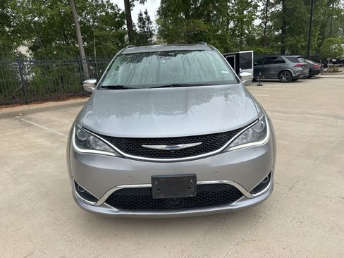 Used 2019 Chrysler Pacifica Limited w/ Tire & Wheel Group image 2