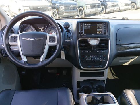 Used 2014 Chrysler Town & Country Touring image 7