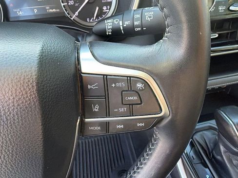 Used 2020 Toyota Highlander XLE image 27