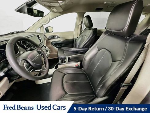 Used 2023 Chrysler Pacifica Touring-L FWD image 26