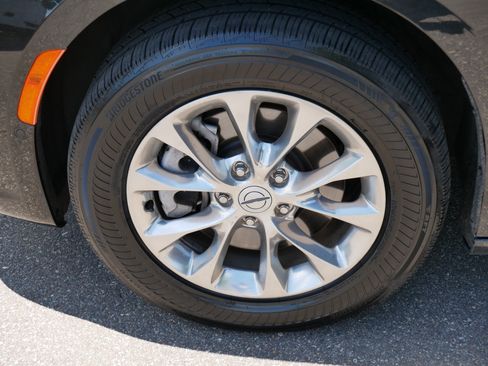 Used 2023 Chrysler Pacifica Touring-L AWD/4WD image 15