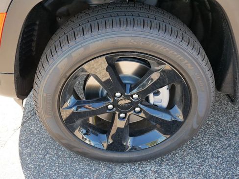 Certified 2025 Jeep Grand Cherokee L Limited w/ Luxury Tech Group II image 22