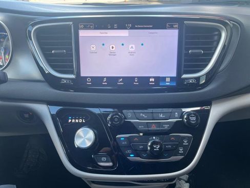 Used 2024 Chrysler Pacifica Touring-L image 16