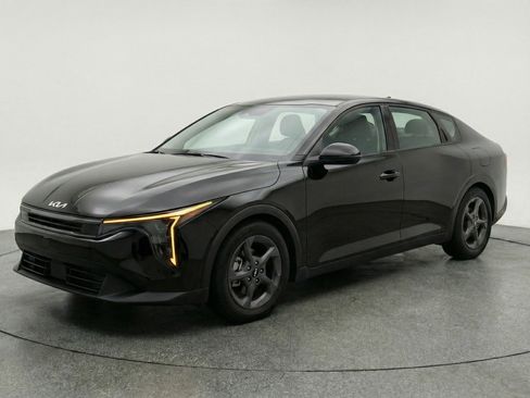 Used 2025 Kia K4 LXS image 3
