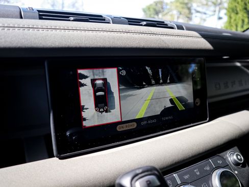 Used 2022 Land Rover Defender 110 S image 25