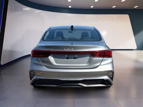 Certified 2022 Kia Forte LXS FWD image 4
